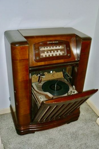 1946 Philco radio:record player